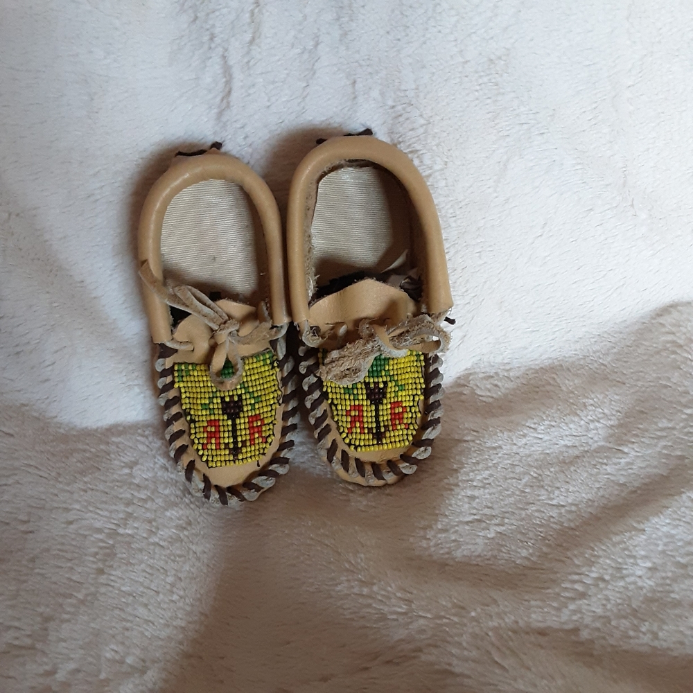 VINTAGE BEADED TODDLER LEATHER MOCCASINS